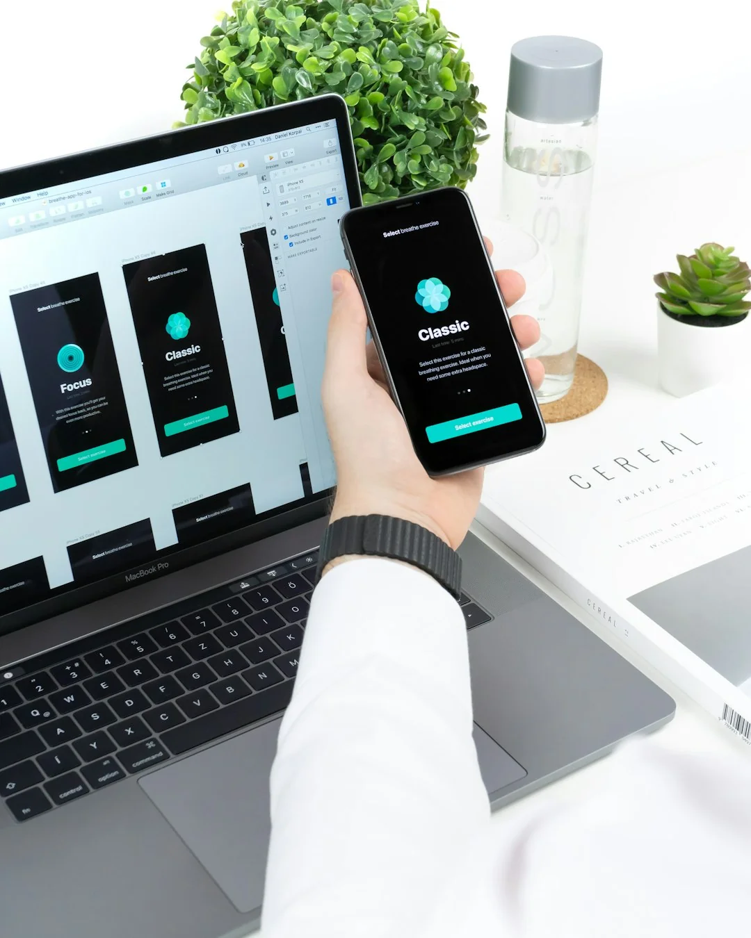 Un espace de travail élégant avec un ordinateur portable et des écrans montrant un logiciel de design.